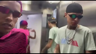 Fã do brinquedo realiza sonho de transar com ele e com namorado corninho junto